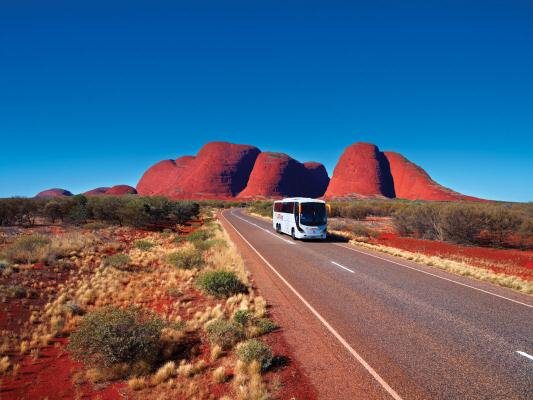Luxe AAT Kings touringcar bij Kata Tjuta